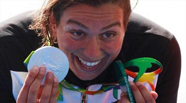 اللجنة الأولمبية تحرم سباحة فرنسية من ميداليتها لمحاولاتها اغراق منافسة