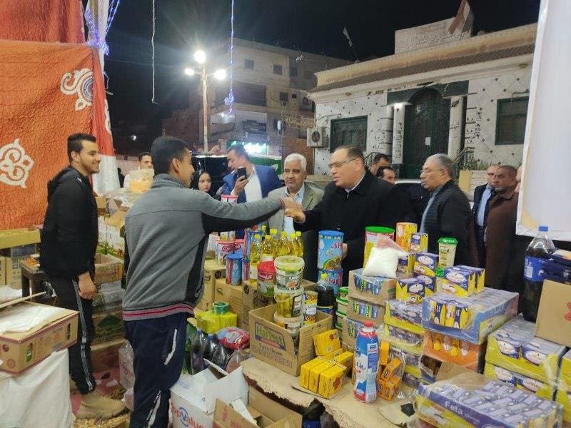 محافظ الشرقية يتأكد من جودة السلع الغذائية بمعرض "أهلاً رمضان" في أبو حماد