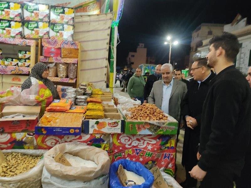 محافظ الشرقية يتأكد من جودة السلع الغذائية بمعرض "أهلاً رمضان" في أبو حماد