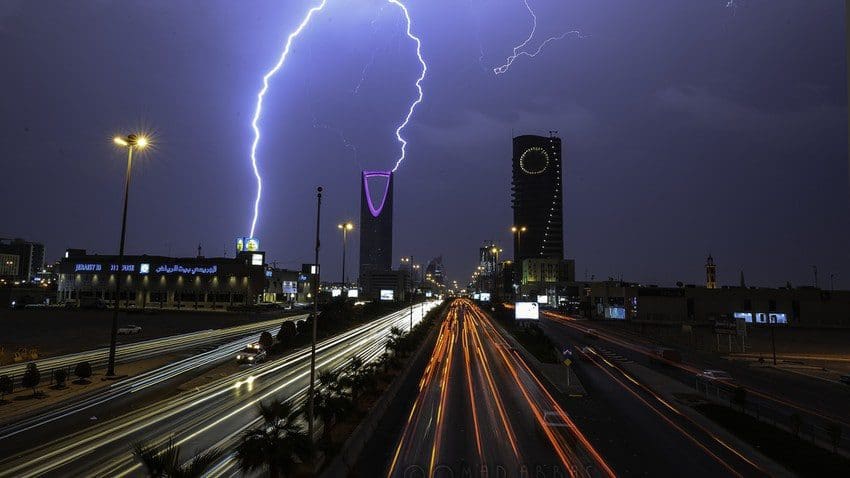 أمطار غزيرة وأتربة في الرياض ومكة