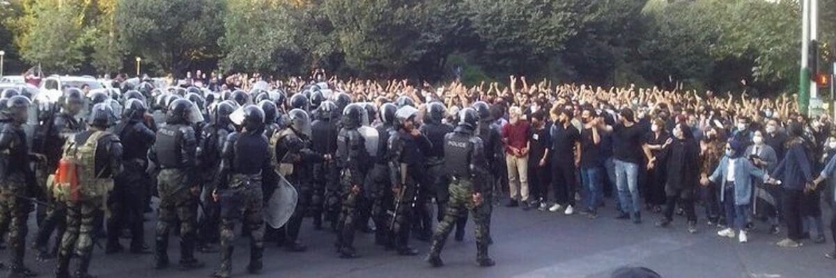 الأمن الإيراني يتصدى بعنف للمحتجين ويطلق النار ورئيسي يتوعد