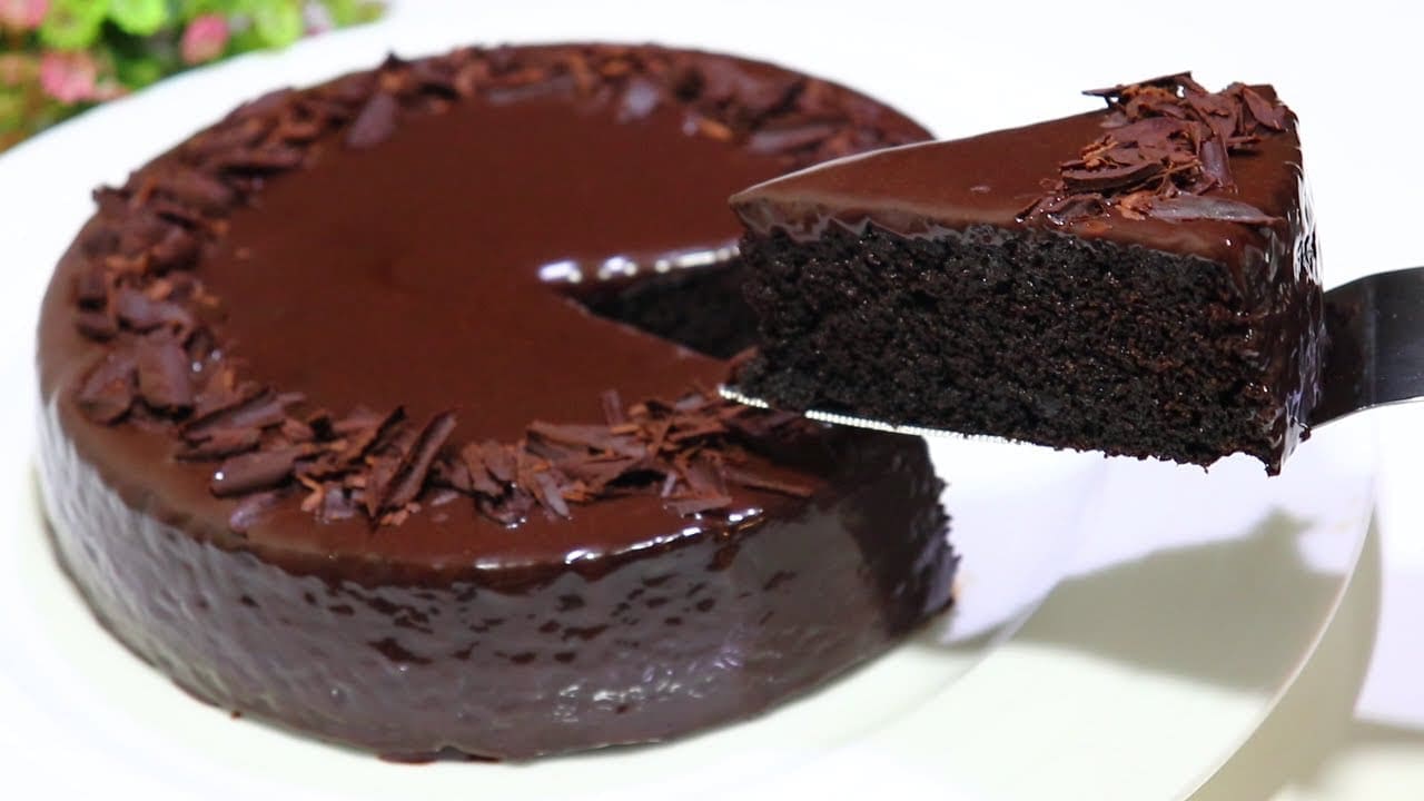طريقة عمل كيكة الشوكولاتة الهشة بالصوص في المنزل مثل الجاهزة 