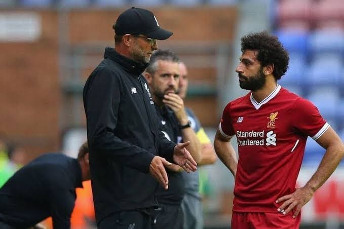 وقوف محمد صلاح ومدربه يورجن كلوب