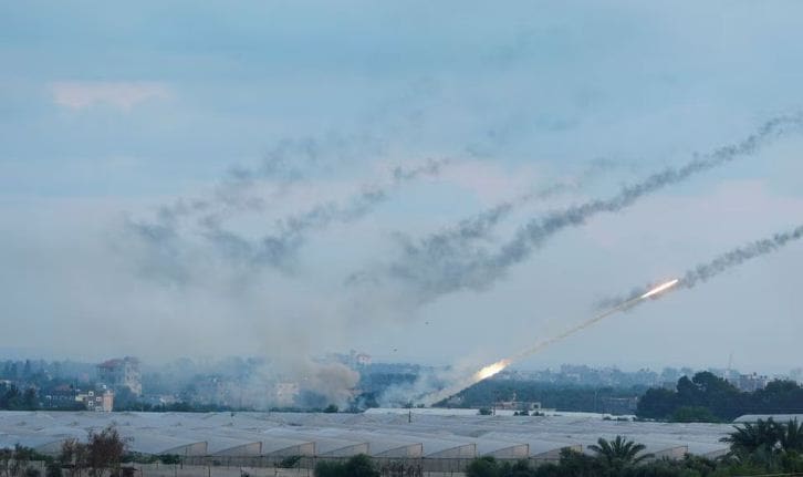 دخان يتصاعد من الجانب الإسرائيلي بعد تسلل مقاتلين من حركة حماس الفلسطينية إلى مناطق جنوب إسرائيل من غزة، 7 أكتوبر 2023. رويتر