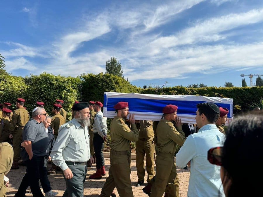 نتنياهو يشارك في جنازة نجل رئيس أركان الجيش الإسرائيلي بعد مقتله على يد كتائب القسام