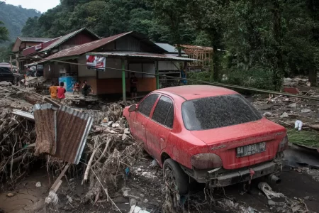 من فيضانات إندونيسيا
