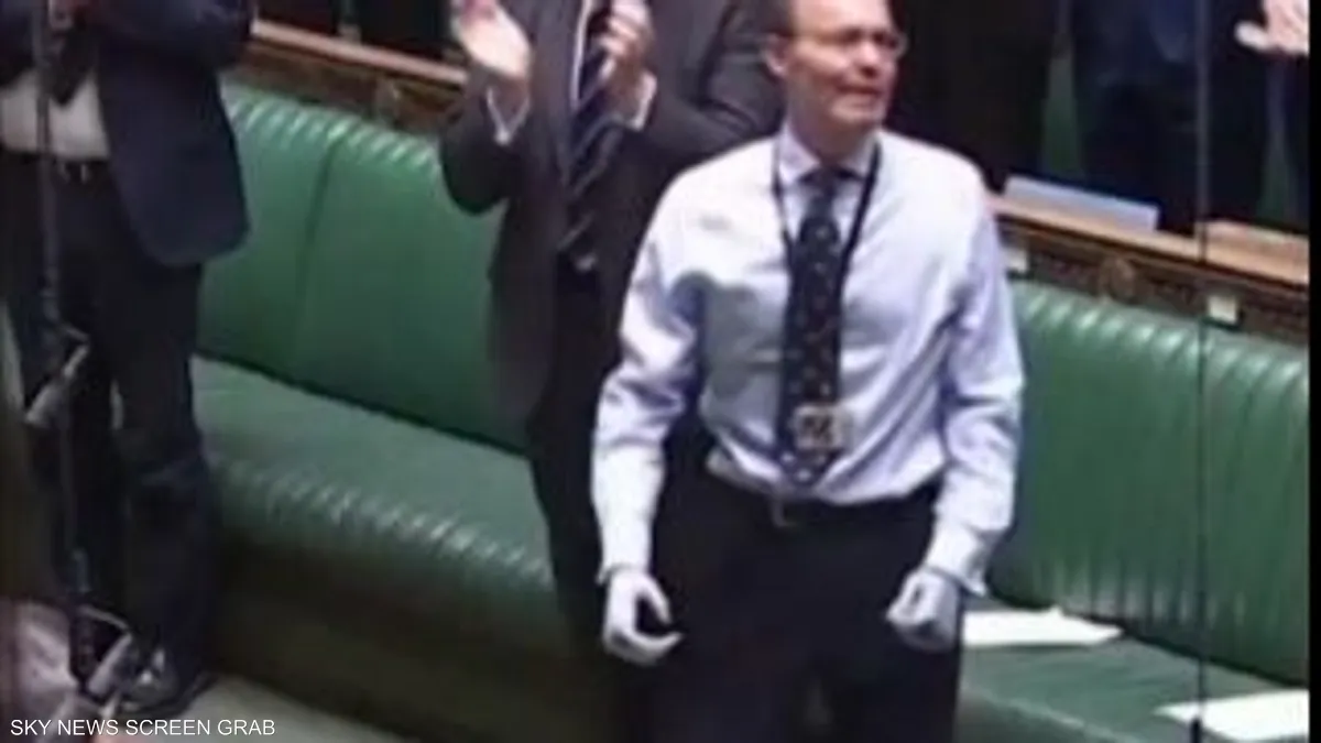 بالفيديو: عودة نائب بريطاني إلى البرلمان بعد بتر أطرافه بسبب تسمم الدم