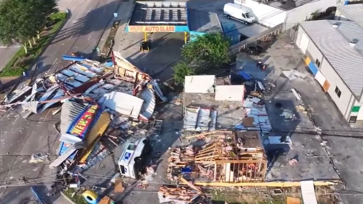 بالفيديو: أعاصير مدمرة تضرب جنوب أمريكا وتقتل 15 شخصًا وبحث عن ناجين