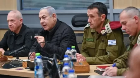 رئيس الوزراء الإسرائيلي بنيامين نتنياهو مع وزير الدفاع ورئيس أركان الجيش