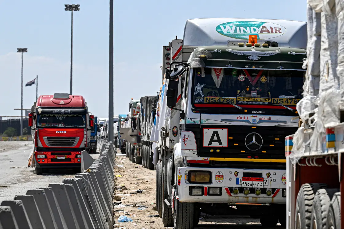 وصول شاحنات مساعدات إنسانية إلى قطاع غزة عبر معبر كرم أبو سالم