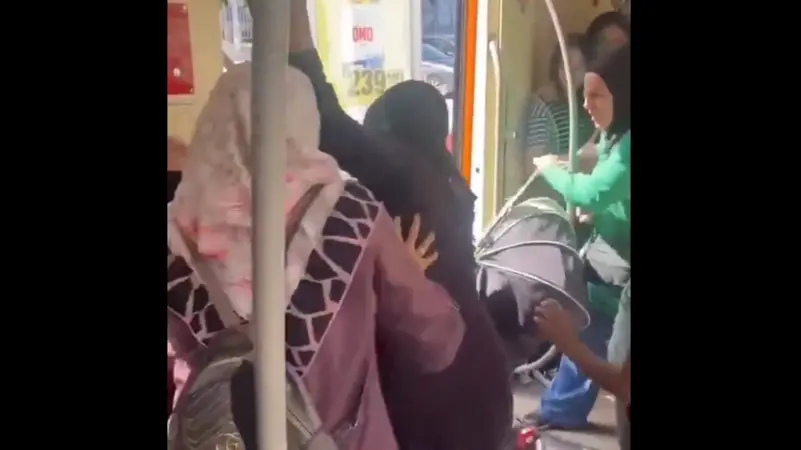 بالفيديو: نساء يعتدون على مهاجرة سورية وأطفالها في تركيا