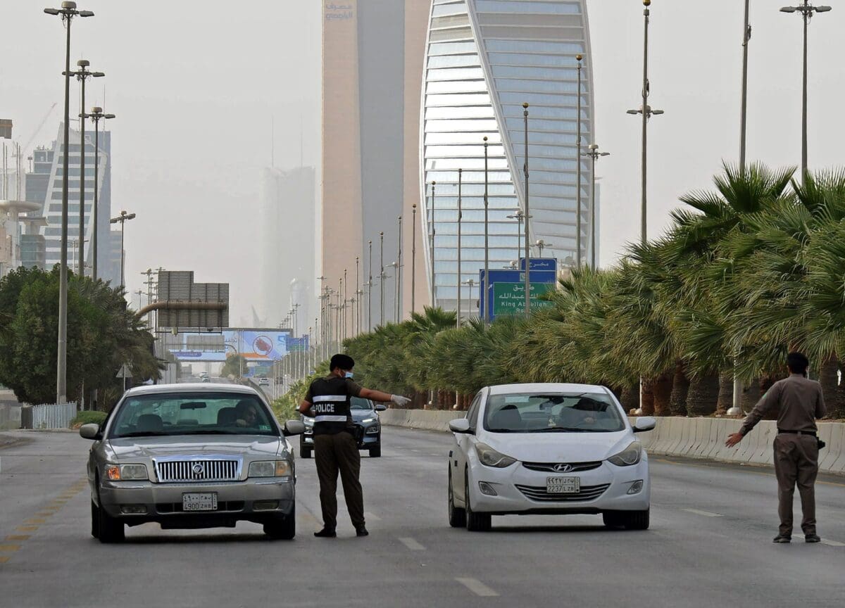 المملكة العربية السعودية تُحكم قبضتها على مخالفي أنظمة الإقامة والعمل وأمن الحدود: 17 ألف مخالف ضبطوا خلال أسبوعين