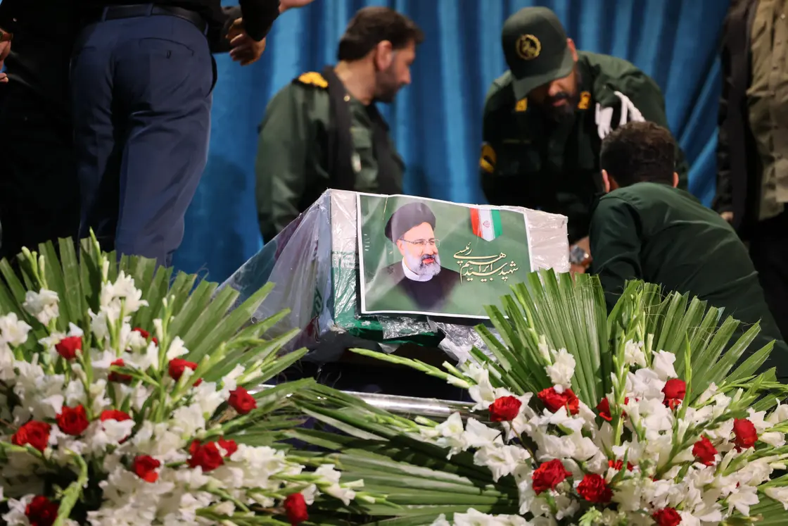 بالفيديو: المرشد الإيراني خامنئي يؤم صلاة الجنازة على الرئيس الراحل ومرافقيه