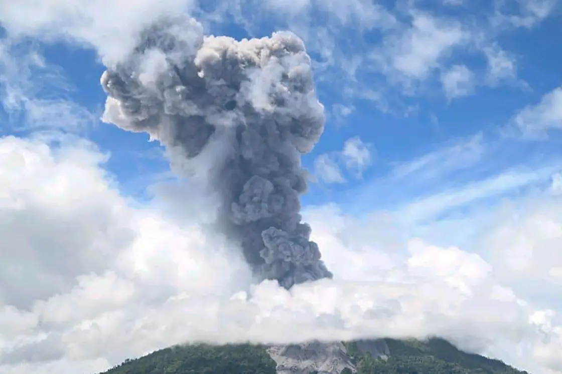 بالفيديو: حمم بركانية تضرب جزيرة سومطرة الإندونيسية وتُسفر عن مقتل 37 شخصًا على الأقل