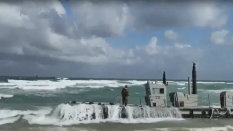 بالفيديو: انجراف جزء من الرصيف العائم في غزة إلى شاطئ أسدود