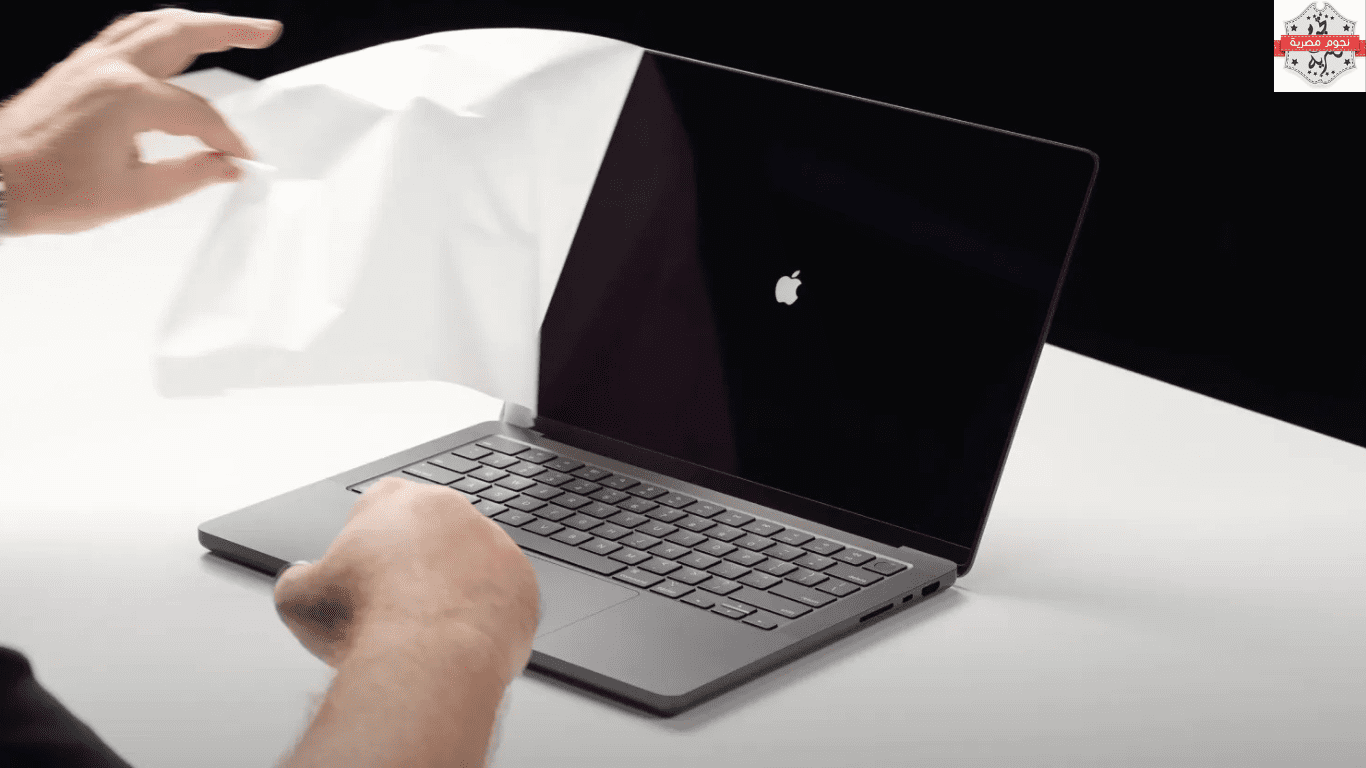 تسريب فيديوهات روسية تعرض جهاز MacBook Pro الجديد بمواصفات M4 قبل الإعلان الرسمي من Apple